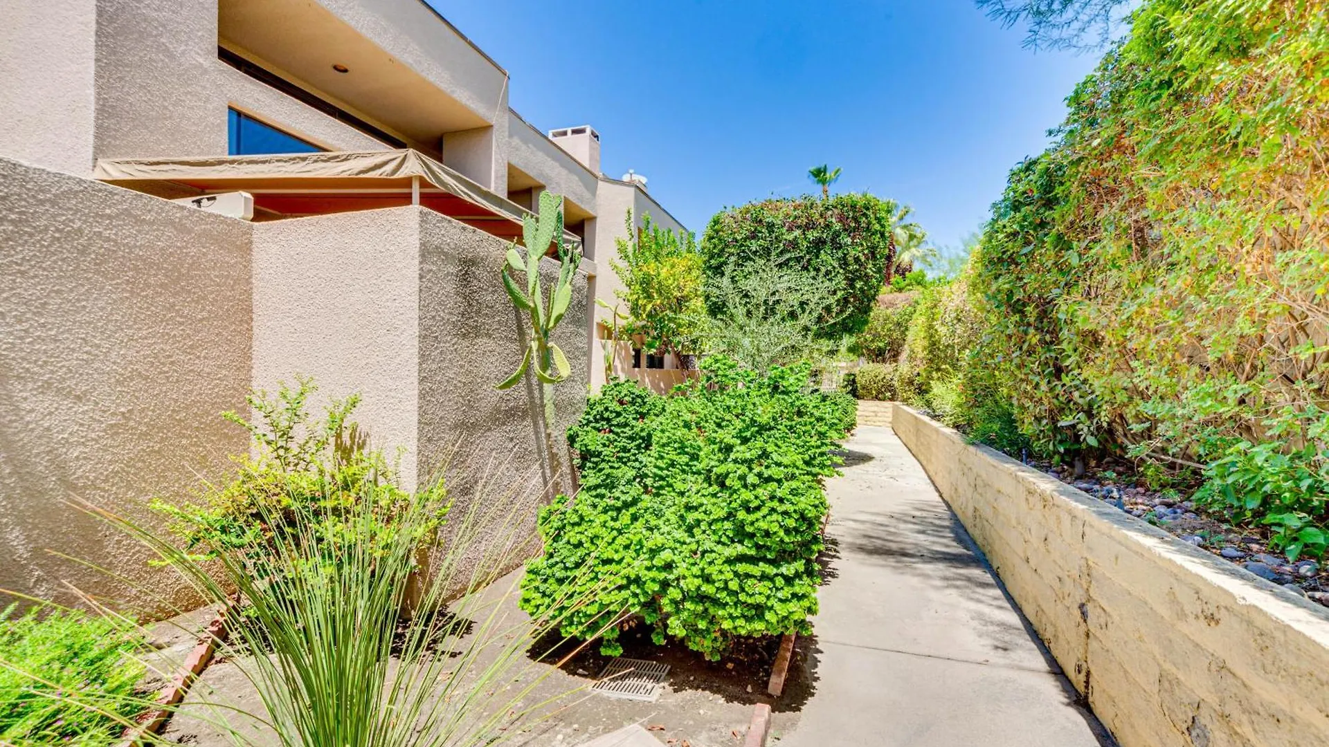 Chic Palm Springs Condo With Community Pool